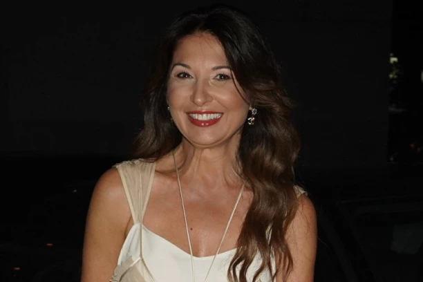 "NAS TROJE, PONOSNI RODITELJI"! Sanja Marinković PODELILA NAJLEPŠE VESTI, BLISTA U BELOM PORED BIVŠEG MUŽA! (GALERIJA)