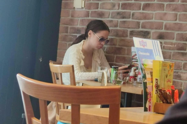 ŠOK PAPARACO NATAŠE ŠAVIJE: Brutalno pretučena starleta sama i utučena, naočarima KRIJE POVREDE! (FOTO)