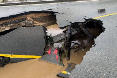 POGLEDAJTE SNIMAK RUŠENJA MOSTA U ADRANIMA! Za par sekundi je nestalo sve, IZA MEŠTANA JE BESANA NOĆ! (VIDEO)