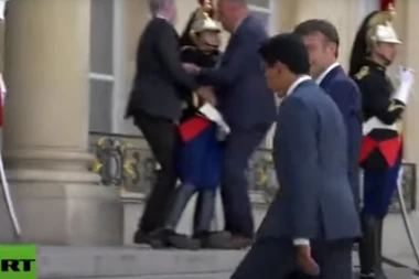 FRANCUSKI GARDISTA PAO U NESVEST ISPRED MAKRONA! Dvojica ga drže, a evo kako je on reagovao! (VIDEO)