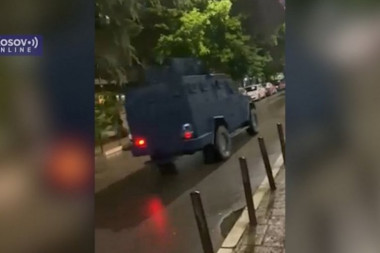 NASTAVLJA SE TEROR KURTIJEVIH SPECIJALACA: Oklopna vozila patroliraju ulicama Severne Mitrovice, ROSU pretresa vozila i ljude na ulazu u grad (VIDEO)