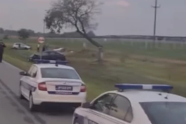POGINULA DVA MLADIĆA! Teška saobraćajna nesreća na putu Bačka Topola-Subotica! Stravične slike sa lica mesta! (UZNEMIRUJUĆI VIDEO)
