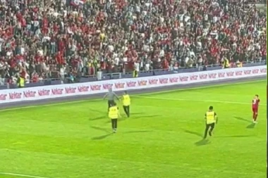 ISPLIVAO SNIMAK! Fudbaleri Jordana su u svlačionicu POBEGLI zbog ovog navijača: Obezbeđenje ga JURILO, pa SAVLADALO! (VIDEO)