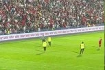 ISPLIVAO SNIMAK! Fudbaleri Jordana su u svlačionicu POBEGLI zbog ovog navijača: Obezbeđenje ga JURILO, pa SAVLADALO! (VIDEO)
