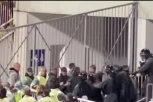 SKANDAL U PRIŠTINI! Policija lažne države BRUTALNO NAPALA Rumune zbog skandiranja: "Kosovo je Srbija" (VIDEO)