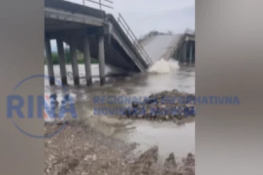 VODA ODNELA MOST PREKO ZAPADNE MORAVE! Potpuno presečen put između dva čačanska sela! TOTALNO UNIŠTEN, POGLEDAJTE TRENUTAK PADA! (VIDEO)