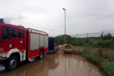 EVAKUISANE BEBE BLIZANCI U KUČEVU! Hrabri vatrogasci ih nosili u nosiljkama kroz vodu