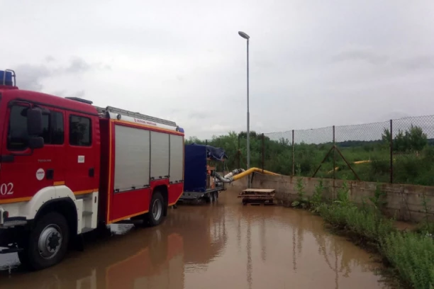 EVAKUISANE BEBE BLIZANCI U KUČEVU! Hrabri vatrogasci ih nosili u nosiljkama kroz vodu