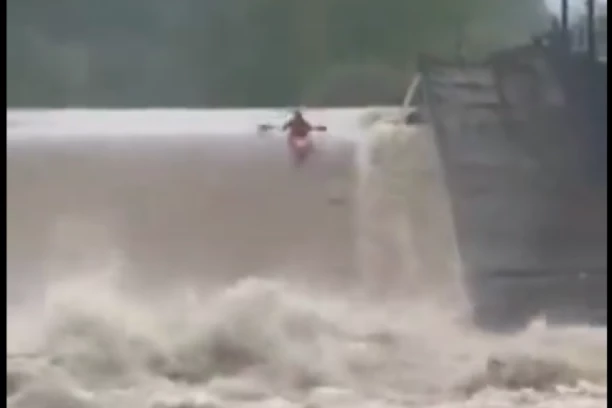 DA LI JE KAJAKAŠ IZ ARILJA UOPŠTE ŽIV!? Šokantan snimak širi se društvenim mrežama! POGLEDAJTE KAKO ČOVEK SEBI UGROŽAVA ŽIVOT! (VIDEO)