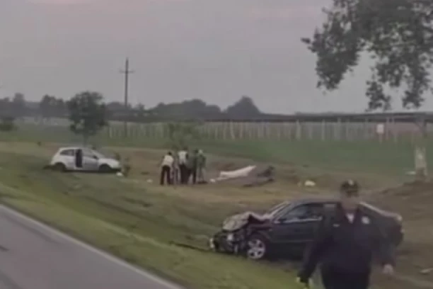 Nastradala dva muškarca, tri žene lakše povređene! Detalji nesreće kod Bačke Topole! Uleteli u raskrsnicu, pokosio ih "Audi"! (VIDEO)