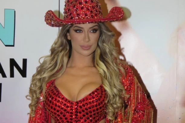 DA JE NE PREPOZNAŠ: Tea na operacije pukla 35.000 evra! Evo kako je izgledala pre intervencija (FOTO)