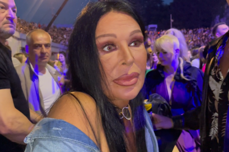 Marta Savić na koncertu Tee Tairović