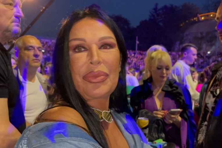 Marta Savić na koncertu Tee Tairović