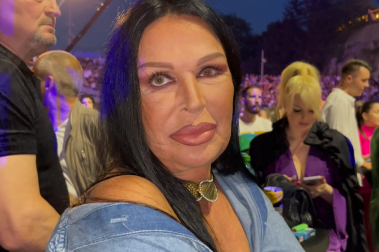 Marta Savić na koncertu Tee Tairović