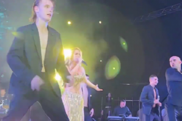 Stefan Karić na koncertu Tee Tairović