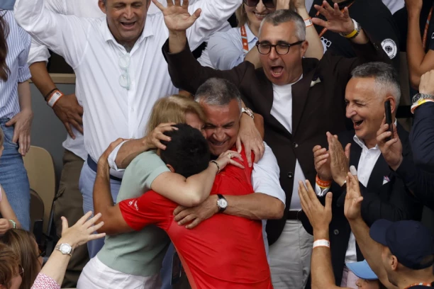 ĐOKOVIĆ UHVAĆEN U AKCIJI: Nikada ne biste pogodili ŠTA RADI! (FOTO GALERIJA)