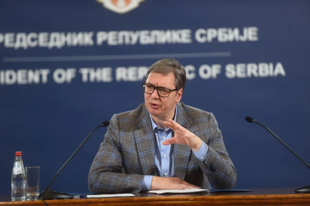 VUČIĆ SE OBRAĆA U ROKU OD 24 SATA: U toku su intenzivni razgovori predsednika sa vojnim vrhom!