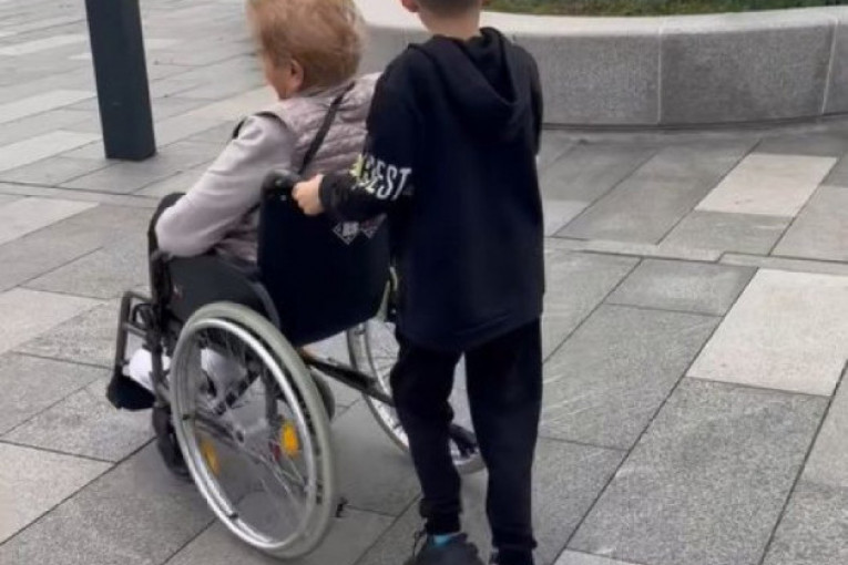 Sin Jelene Radanović gura majku Slobe Radanovića u kolicma