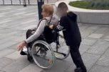 DA SE RAZNEŽIŠ: Ovako sin Jelene Radanović brine o Slobinoj majci, gura je u invalidskim KOLICIMA! (FOTO)