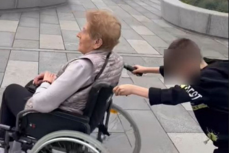 Sin Jelene Radanović gura majku Slobe Radanovića u kolicma