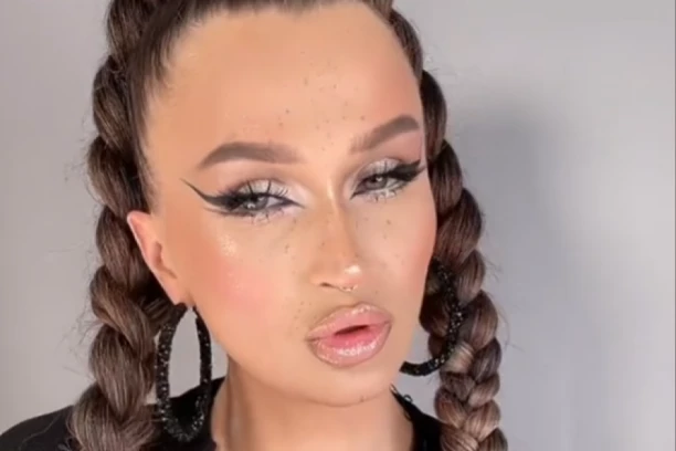 NIKO NE MOŽE DA VERUJE DA JE ONA ISTA OSOBA: Sa šminkom izgleda kao MILION dolara, bez nje kao sredovečna žena!