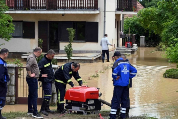 POPLAVE U SRBIJI NAPRAVILE HAOS, U LAZAREVCU POPLAVLJENO VIŠE OD 150 DOMAĆINSTAVA! Sprečeno nadiranje reke Peštan, Stević poručio: U naredna tri dana imaćemo jasnu sliku o nanetoj ŠTETI