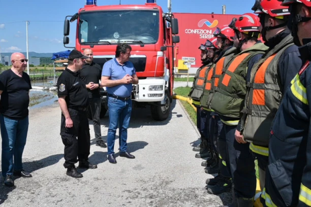 MINISTAR GAŠIĆ POSETIO POPLAVLJENU INDUSTRIJSKU ZONU U JAGODINI: Grad većinom odbranjen, šteta od poplave u jednom delu (FOTO)