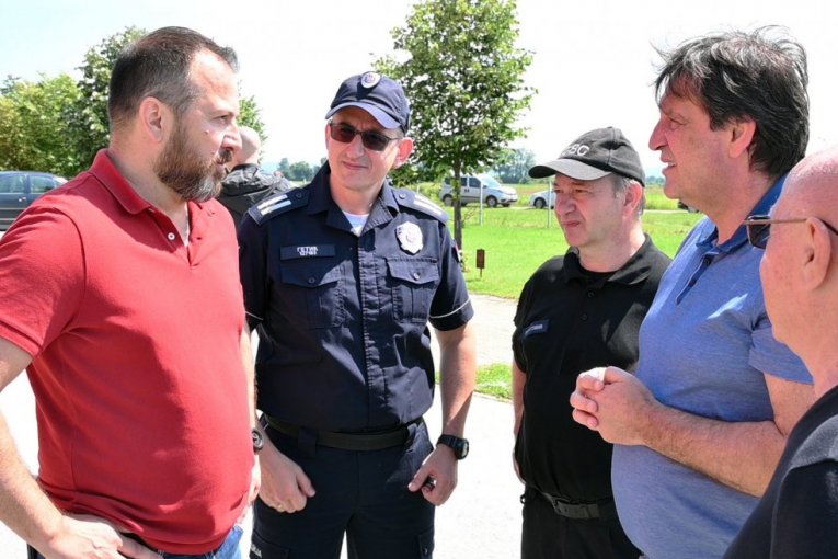 Ministar Gašić razgovara sa nadležnim organima