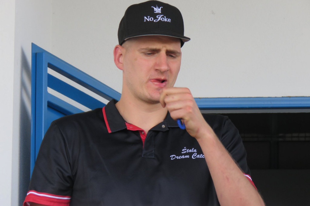 JOKIĆ NA STUBU SRAMA: Ne mogu brate, UMORAN SAM, a i KONJI MI TRČE ukrug! Srbi BESNI na centra Denvera! (FOTO, VIDEO)