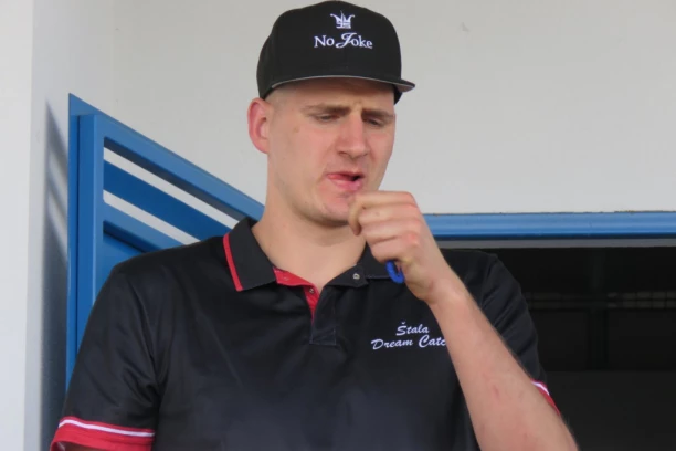 JOKIĆ NA STUBU SRAMA: Ne mogu brate, UMORAN SAM, a i KONJI MI TRČE ukrug! Srbi BESNI na centra Denvera! (FOTO, VIDEO)