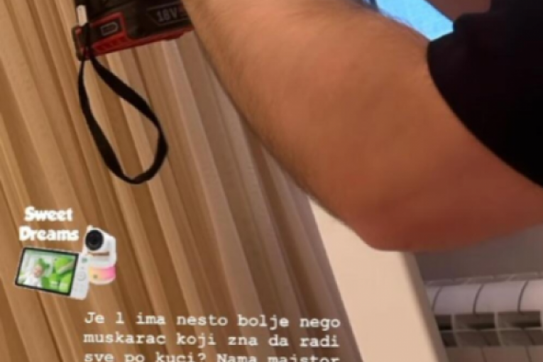 Muž Helene Topalović sklapa krevetac