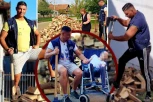 GOSPODE, PODAJ MU MOJE ZDRAVE NOGE, A MENI DAJ NJEGOVE! Viktor iz Rume cepa drva za bolesnu decu i ne namerava da stane! (FOTO,VIDEO)