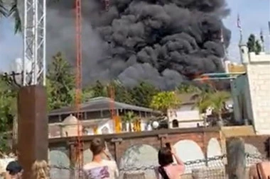 LJUDI OSTALI ZAGLAVLJENI U ROLERKOSTERU DOK DIM KULJA NA SVE STRANE! Veliki požar u zabavnom parku u Nemačkoj (VIDEO)