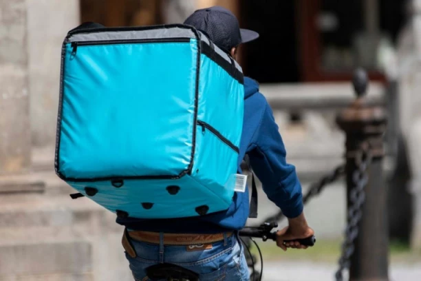 NAVIJAČI NAPRAVILI SAČEKUŠU DOSTAVLJAČU HRANE! Scene strave i užasa na periferiji grada - snimali ga dok je MOLIO ZA MILOST!