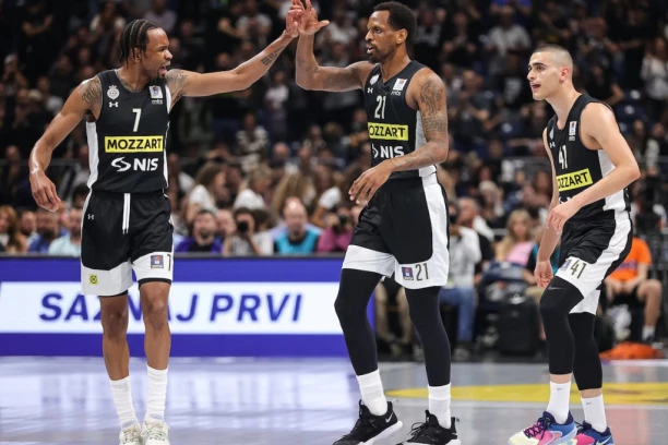 NANELI "ZAPALIO" GROBARE: Društvene mreže "GORE" zbog JEDNOG POTEZA Amerikanca u SITNE SATE!