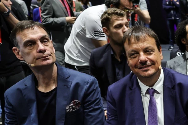 U GRČKOJ "VRELIJE" NEGO U SRBIJI! TRENERA OLIMPIJAKOSA NAPAO BIVŠI IGRAČ PARTIZANA: Ataman dolio ulje na vatru u svom stilu (VIDEO)