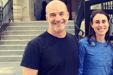 PETAR SE OŽENIO I ODMAH NAKON TOGA RASTAVIO: Sada sa NJOM vodi život koji svi OSUĐUJU ali njih baš briga!