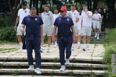 REPREZENTATIVCI SRBIJE PROŠETALI RAZGRADOM! "Orlovi" ispoštovali tradiciju! (VIDEO)