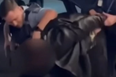 POMAHNITALI KINEZ SEKIROM NAPAO GOSTE U NEKOLIKO RESTORANA NA NOVOM ZELANDU:  Ljudi su mirno sedeli, a onda je usledila PANIKA i počela BEŽANIJA (UZNEMIRUJUĆI VIDEO)