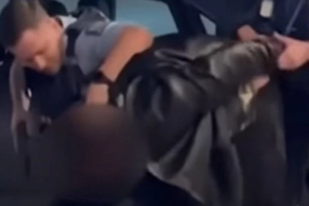 POMAHNITALI KINEZ SEKIROM NAPAO GOSTE U NEKOLIKO RESTORANA NA NOVOM ZELANDU:  Ljudi su mirno sedeli, a onda je usledila PANIKA i počela BEŽANIJA (UZNEMIRUJUĆI VIDEO)