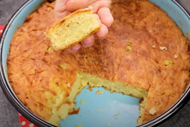 STARINSKA PITA BEZ KORA KOJU SRBI OBOŽAVAJU: Uz ovaj domaći preliv je prste da poližeš, nema ko je ne voli!