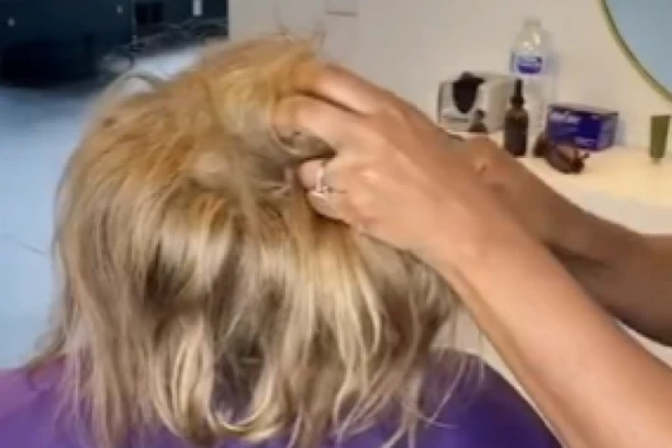 NIJE OPRALA KOSU DVE I PO GODINE: Pogledajte kako joj je GLAVA izgledala pre nego što je FRIZERKA uzela makaze u ruke!