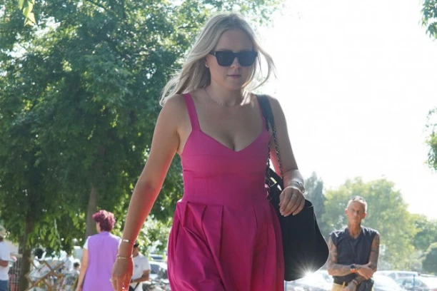 SUPRUGA NIKOLE JOKIĆA U PAPUČAMA OD 650 EVRA: Od cene te zaboli glava, ali u Srbiji ovo je omiljeni model - Popularne i udobne (FOTO)