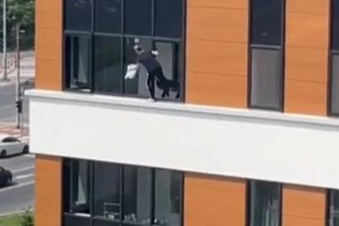 NOVI ŠOKANTAN SNIMAK IZ BEOGRADA! Žena visi sa simsa dok čisti prozore - ljudi ovo je STRAŠNO (VIDEO)