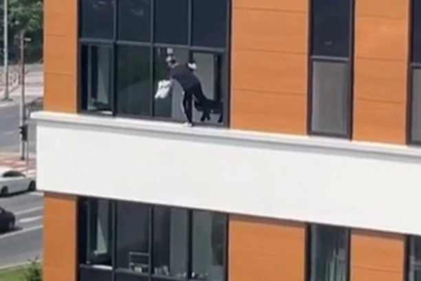 NOVI ŠOKANTAN SNIMAK IZ BEOGRADA! Žena visi sa simsa dok čisti prozore - ljudi ovo je STRAŠNO (VIDEO)