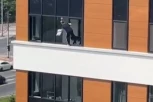 NOVI ŠOKANTAN SNIMAK IZ BEOGRADA! Žena visi sa simsa dok čisti prozore - ljudi ovo je STRAŠNO (VIDEO)