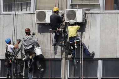 OVO SU ROKOVI ZA IZMEŠTANJE KLIMA UREĐAJA SA FASADA: Kazne do 100.000 dinara