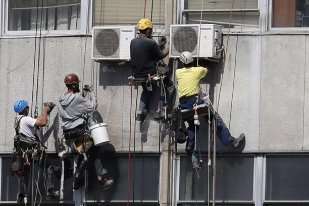 OVO SU ROKOVI ZA IZMEŠTANJE KLIMA UREĐAJA SA FASADA: Kazne do 100.000 dinara