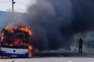 CRNI DIM KULJA NA SVE STRANE! ZAPALIO SE AUTOBUS KOD KRUŠEVCA: Pretvorio se u pravu buktinju (VIDEO)