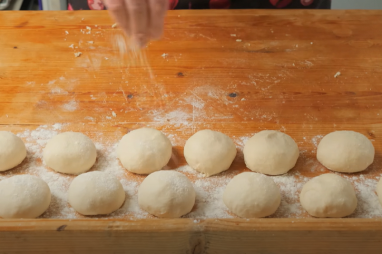 Formiranje malih loptica od testa